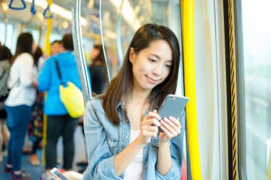 tren içinde cep telefonu kullanan kadın