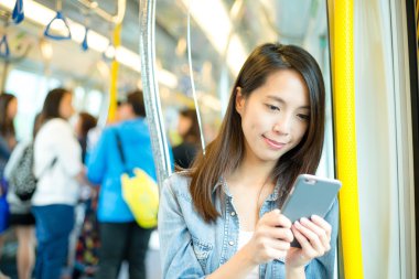 tren içinde cep telefonu kullanan kadın