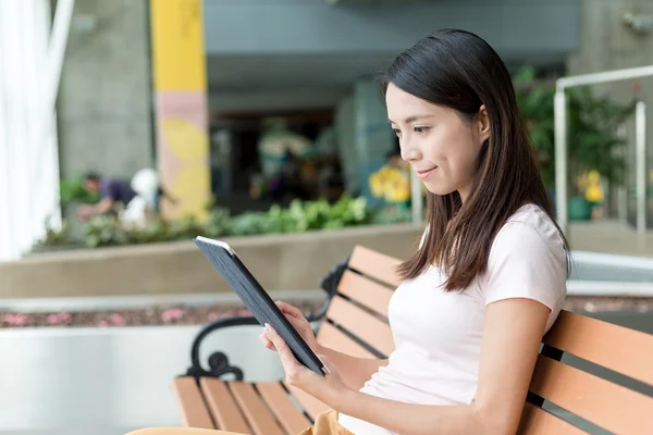 Mulher usando tablet digital pc — Fotografia de Stock