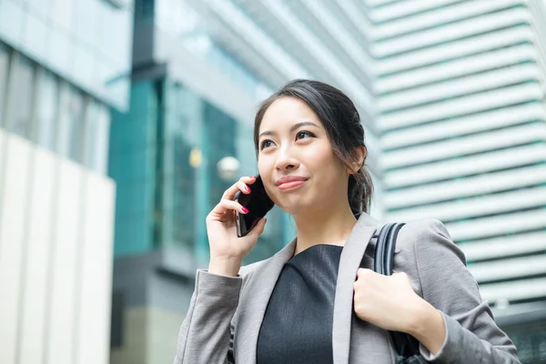 Giovane donna d'affari asiatica in abito da lavoro — Foto Stock