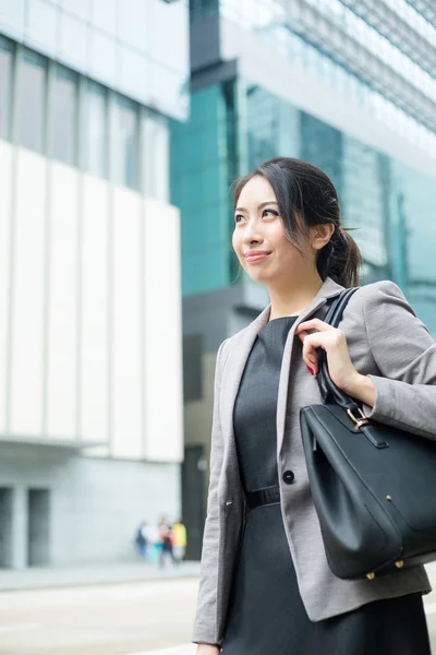 Giovane donna d'affari asiatica in abito da lavoro — Foto Stock