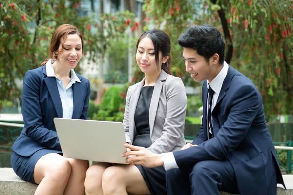 Grupo de personas de negocios multiétnicos — Foto de Stock