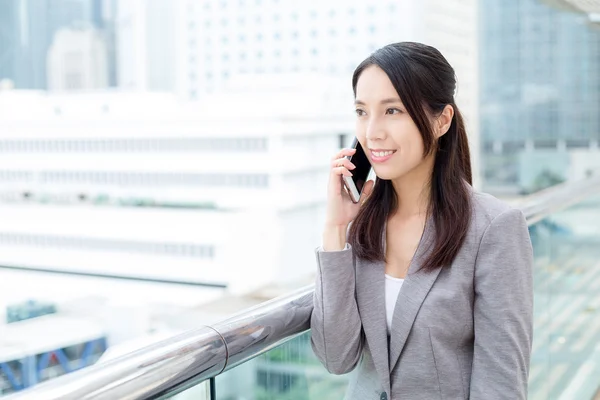 Jeune femme d'affaires asiatique en costume d'affaires — Photo