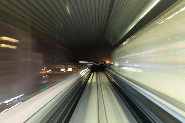 Автоматизированный путевой поезд ночью — стоковое фото