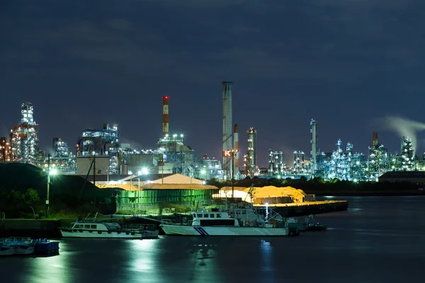 Planta de refinería de petróleo y gas por la noche —  Fotos de Stock