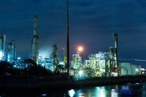 Noite da indústria petroquímica — Fotografia de Stock