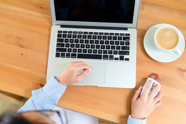 Vrouw die op laptopcomputer te typen — Stockfoto