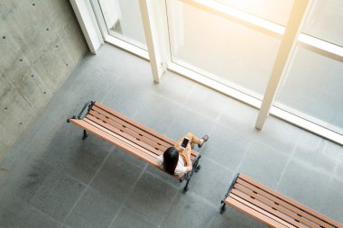 kadın smartphone kullanarak bankta