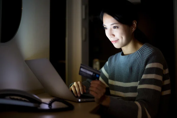 Geceleri evde dizüstü bilgisayar kullanan kadın — Stok fotoğraf