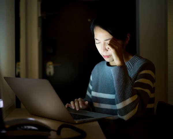 Mujer con portátil sufren de problemas oculares —  Fotos de Stock