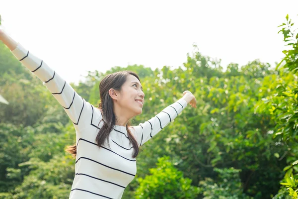 Donna stese le mani nel parco — Foto Stock