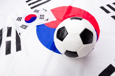 Futbol topu ve Güney Kore bayrağı