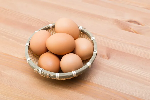Huevos de pollo en tazón — Foto de Stock