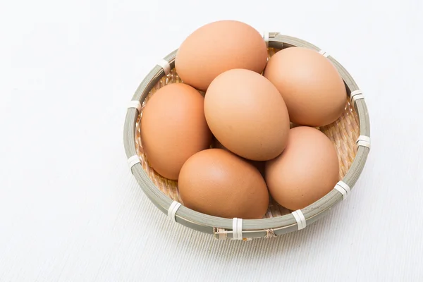 Œufs de poulet dans un bol — Photo