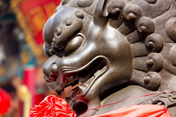 Lion statue in front of chinese temple — Stock Photo, Image