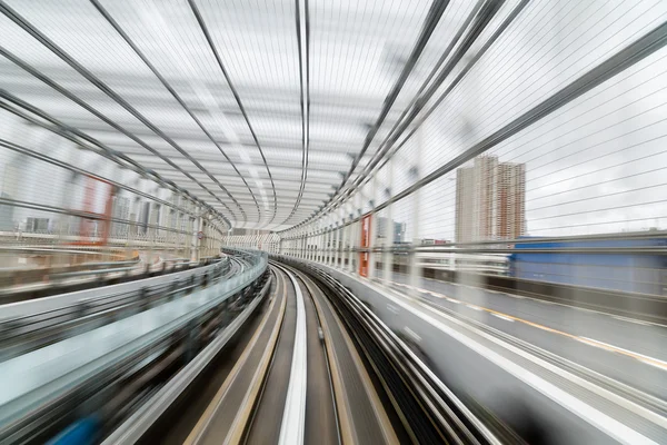 Vysokorychlostní vlak pohybující se přes tunel — Stock fotografie