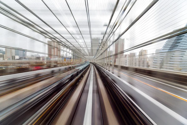 Train de vitesse circulant dans le tunnel — Photo