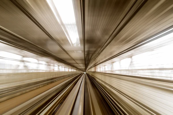 Vysokorychlostní vlak pohybující se přes tunel — Stock fotografie