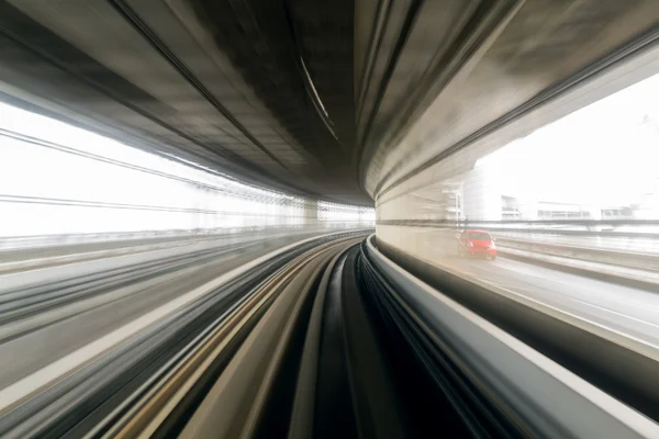 Vysokorychlostní vlak pohybující se přes tunel — Stock fotografie