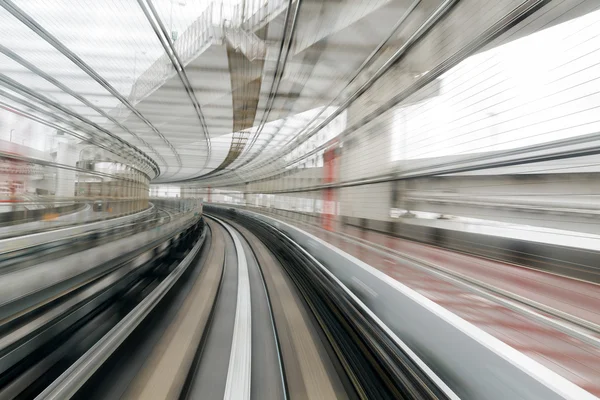 Vysokorychlostní vlak pohybující se přes tunel — Stock fotografie