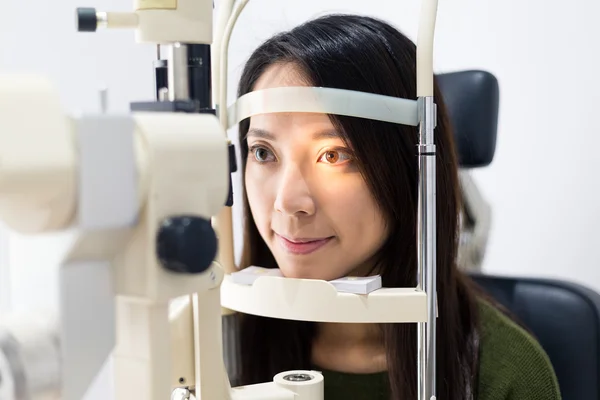 Vrouw tijdens een onderzoek van het oog bij kliniek — Stockfoto