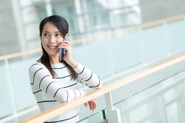Asiatiska ung kvinna i randig tröja — Stockfoto