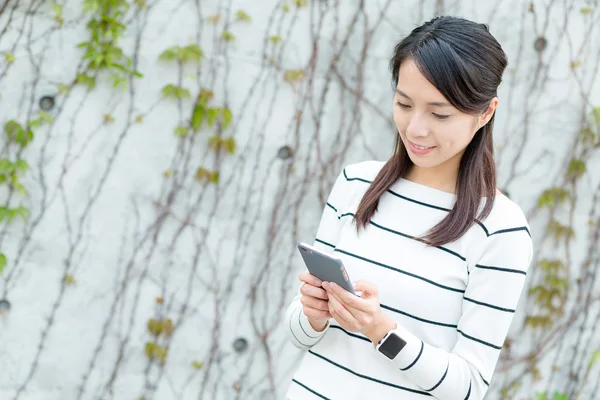 亚洲的年轻女子，穿着条纹毛衣 — 图库照片