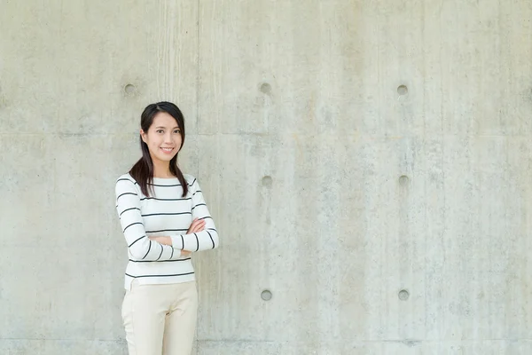 Fiatal ázsiai nő csíkos pulóver — Stock Fotó