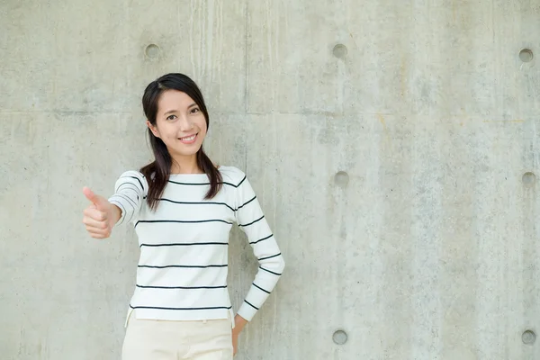 Asiatico giovane donna in striped maglione — Foto Stock