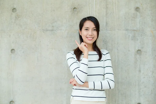 Asiática jovem mulher em camisola listrada — Fotografia de Stock