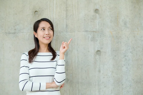 Aziatische jonge vrouw in gestreepte trui — Stockfoto