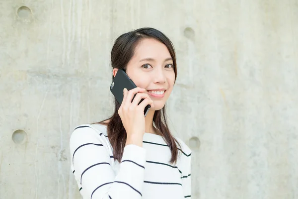 Asiatiska ung kvinna i randig tröja — Stockfoto