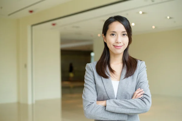 Junge asiatische Geschäftsfrau in Business-Anzug — Stockfoto