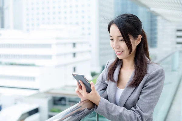 Jeune femme d'affaires asiatique en costume d'affaires — Photo