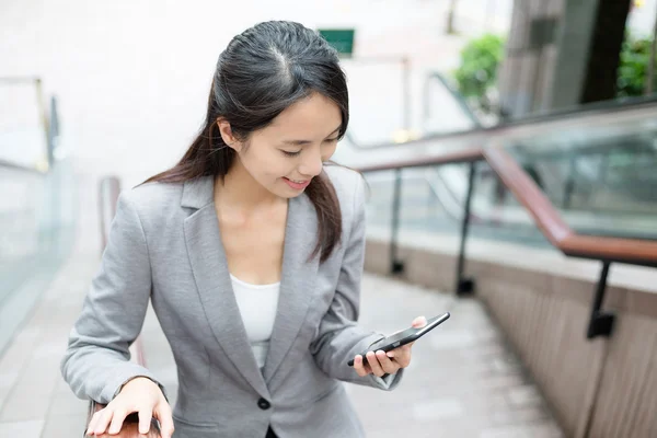 Jeune femme d'affaires asiatique en costume d'affaires — Photo