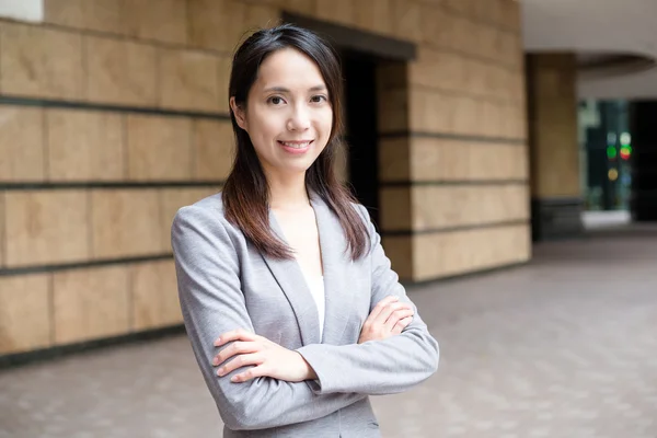 Jeune femme d'affaires asiatique en costume d'affaires — Photo