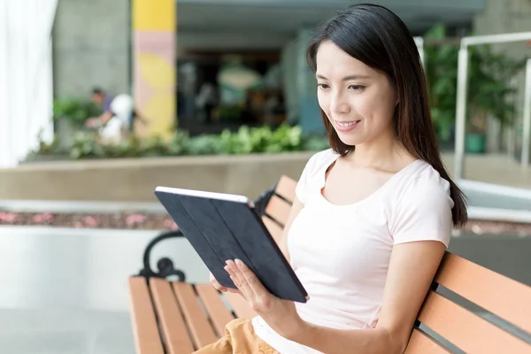 Mulher usando tablet pc — Fotografia de Stock