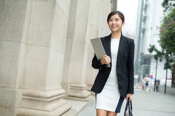 Μικρά Ασίας επιχειρηματίας στο επαγγελματικό κοστούμι — Φωτογραφία Αρχείου