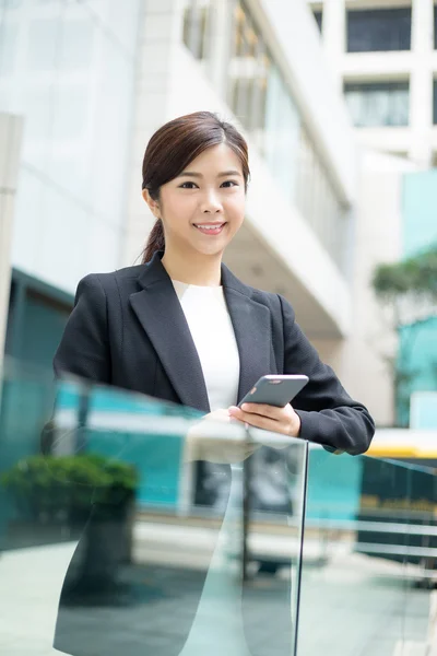 Giovane donna d'affari asiatica in abito da lavoro — Foto Stock