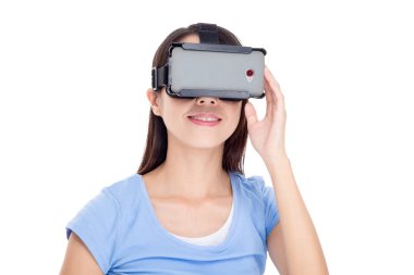 görsel gerçeklik aygıt kullanan kadın