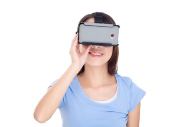 görsel gerçeklik aygıt kullanan kadın
