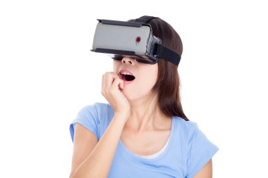 görsel gerçeklik aygıt kullanan kadın