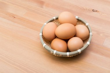 tavuk yumurta bir kapta
