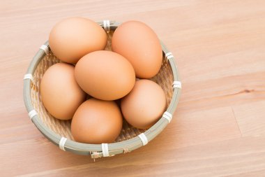 tavuk yumurta bir kapta
