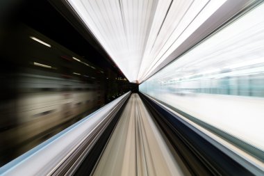 Tren hızlı tünel içinde hareket