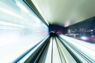 Tren hızlı tünel içinde hareket
