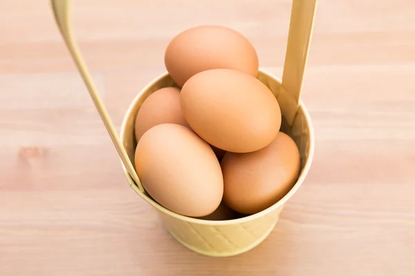 Куриные яйца в корзине — стоковое фото