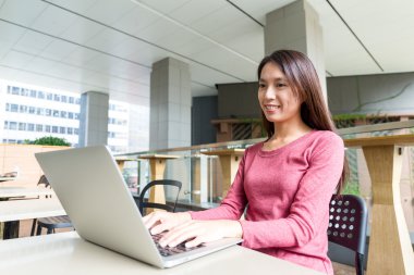 Dizüstü bilgisayar kullanan kadın