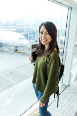 Bekleme yeri havaalanının kadına