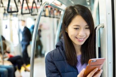 tren içinde cep telefonu kullanan kadın